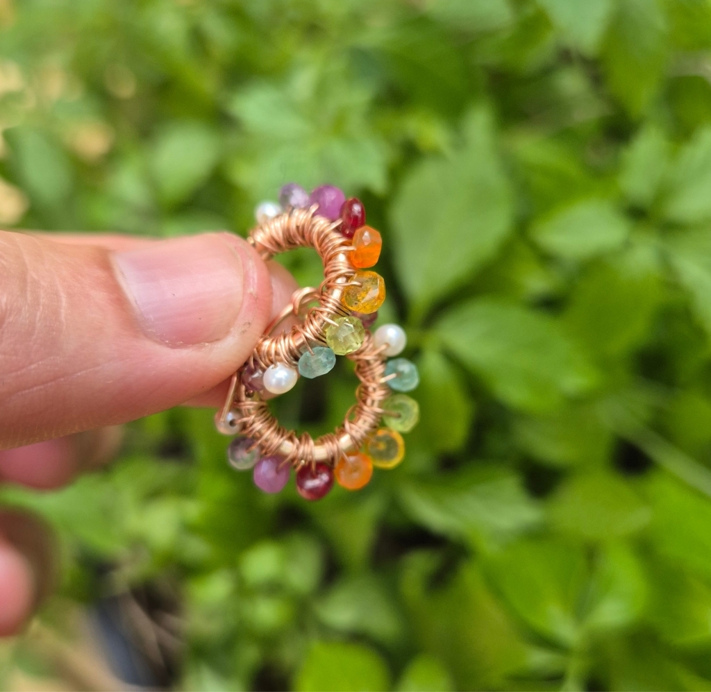 Fargerik rosegull øreringer